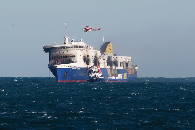 LIVE: Στο Μπρίντιζι έφτασε το Norman Atlantic – Σημαντική απόκλιση στις λίστες αγνοουμένων