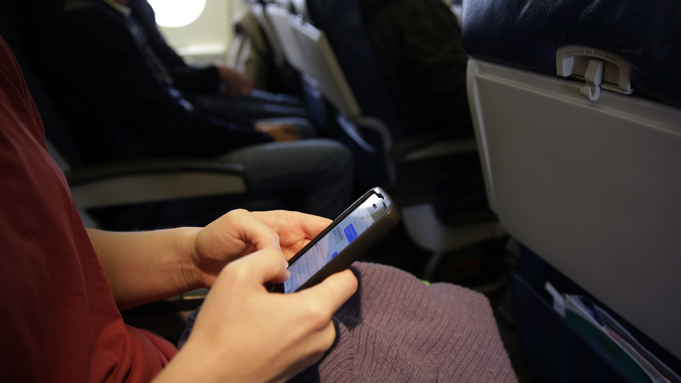 Τι πραγματικά συμβαίνει όταν δεν κλείνεις το κινητό στο αεροπλάνο;