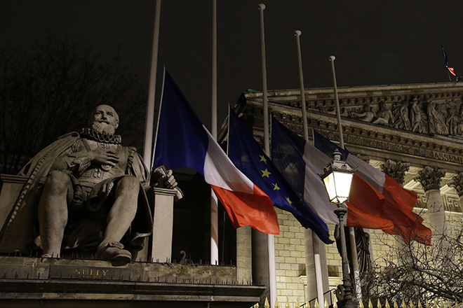 Θρήνος και ερωτηματικά για τα θύματα στη Γαλλία