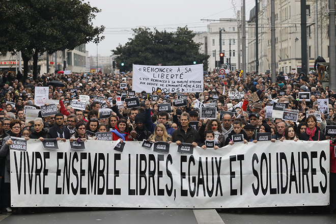 Χιλιάδες άνθρωποι διαδήλωσαν σε ολόκληρη τη Γαλλία