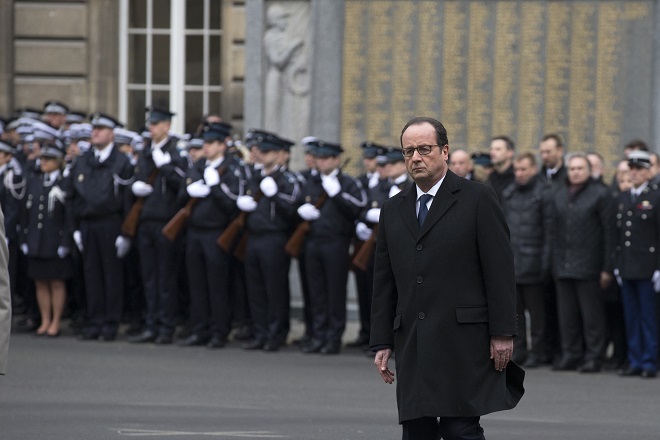 Η Γαλλία τιμά τους «ήρωες» των τρομοκρατικών επιθέσεων
