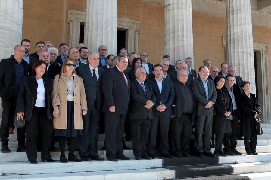 Η «παρέα της Αίγινας» και ο… Μαραντόνα Τσίπρας