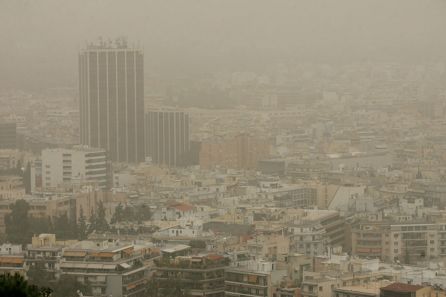 Καιρός: Μεγάλη Τρίτη με σκόνη και λασποβροχές