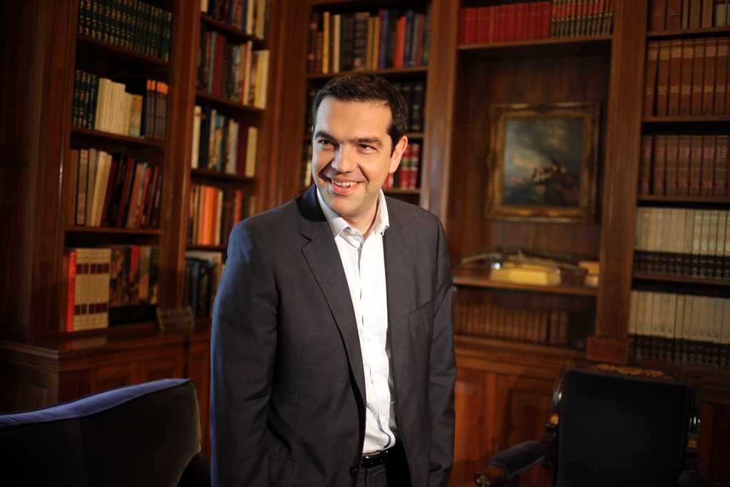 Ο Αλέξης πίσω από τον Τσίπρα