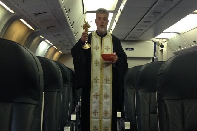 O ιερέας – πιλότος που ενώνει τους απόδημους με την πατρίδα