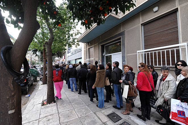 Έτσι επιδιώκει να σταματήσει τις ατελείωτες ουρές στο ΙΚΑ η κυβέρνηση