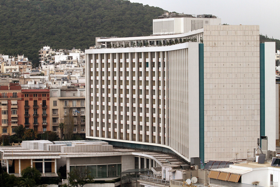 Στο Hilton τα στελέχη των δανειστών