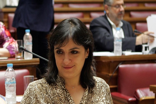 Η Έλενα Παναρίτη, η κομματική πειθαρχία και οι εσωκομματικές αντιδράσεις στον ΣΥΡΙΖΑ