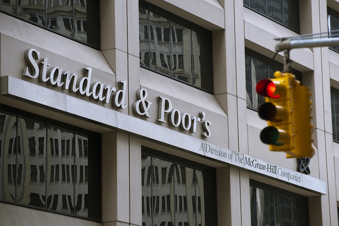 Standard & Poor’s: «Παράθυρο» αναβάθμισης της ελληνικής οικονομίας που ανεβάζει στροφές