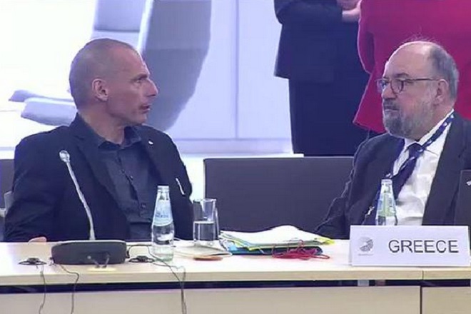 «Μόνος μεταξύ φίλων ο Βαρουφάκης»