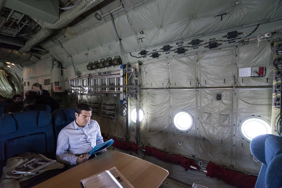 Το φωτορεπορτάζ του Αλέξη Τσίπρα στο C-130
