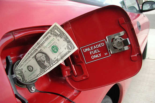 Προβλέπεται μείωση στην τιμή της βενζίνης