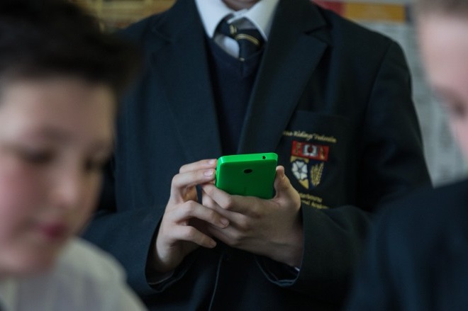 Πώς τα smartphones «ρίχνουν» την επίδοση των μαθητών