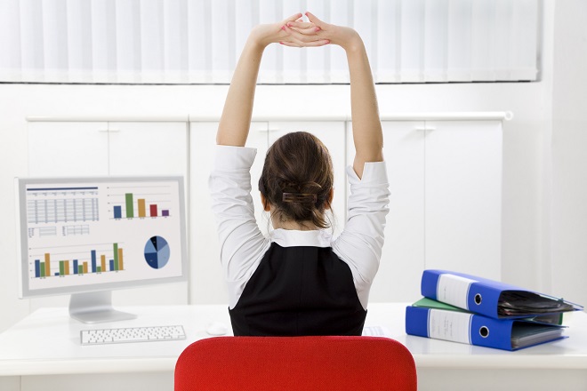 Κάθεστε πολλές ώρες στο γραφείο σας; Δείτε πώς να το διορθώσετε