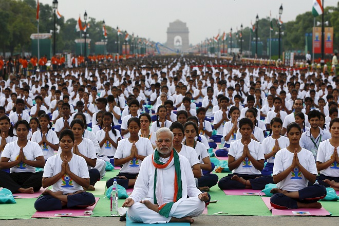 Σχεδόν 36.000 άτομα έκαναν γιόγκα με τον πρωθυπουργό της Ινδίας