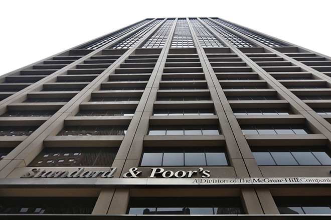 Standard & Poor’s: Μη βιώσιμο το ελληνικό χρέος χωρίς αναδιάρθρωση