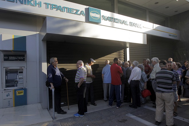 Bloomberg: Στη φυγή κεφαλαίων αποτυπώνεται η πορεία της Ελλάδας