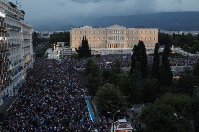 Reuters: Το δημοψήφισμα διχάζει τους Έλληνες
