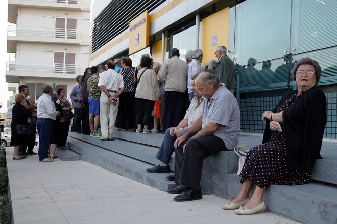 Reuters: Αδειάζουν σε δύο ημέρες τα ΑΤΜ στην Ελλάδα