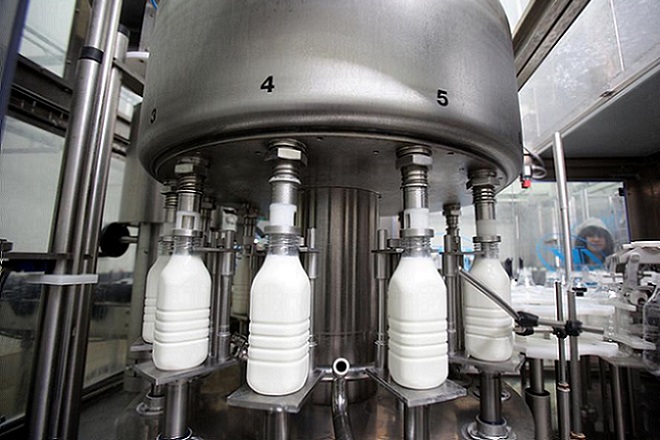 Ύφεση και υπογεννητικότητα οδηγούν την ελληνική αγορά γάλακτος σε «ελεύθερη πτώση»