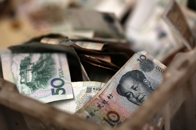 Οι Κινέζοι μετατρέπουν τα γουάν σε δολάρια υπό το φόβο υποτίμησης