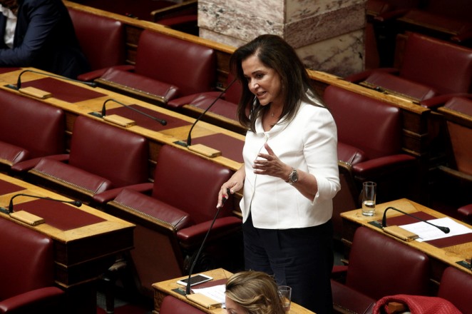 Χαμός πάλι στη Βουλή: Η Μπακογιάννη κατηγορεί τον ΣΥΡΙΖΑ για καραγκιοζιλίκια