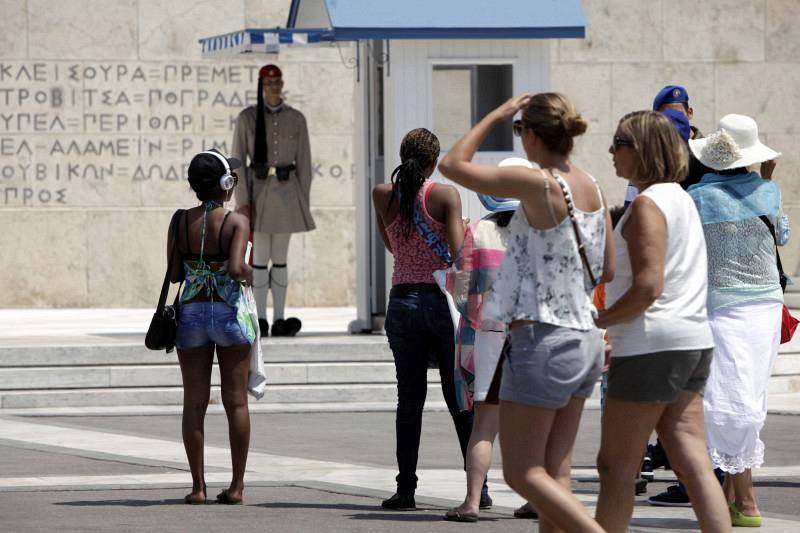 Ο τουρισμός σώζει…την παρτίδα στην Ελλάδα