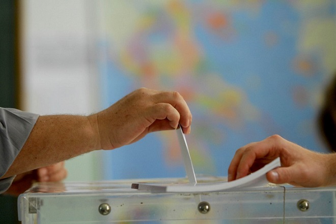 Νέα δημοσκόπηση: Συμφωνία με τις παροχές Τσίπρα και διαφωνία για πρόωρες εκλογές
