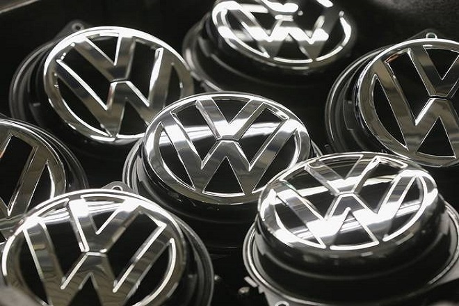 Ο αναπάντεχος λόγος που υποχρεώνει τη Volkswagen να πουλά 600.000 περισσότερα ηλεκτρικά αυτοκίνητα ετησίως