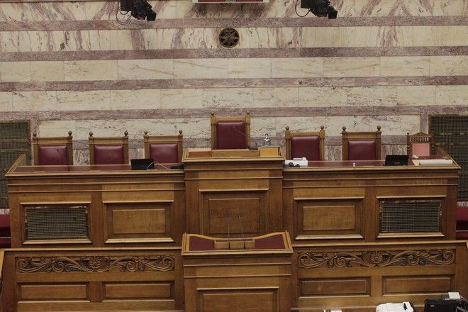 Κατατέθηκε το νομοσχέδιο για τη μείωση των ασφαλιστικών εισφορών