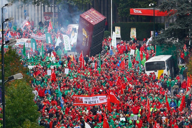 Βρυξέλλες: Χιλιάδες Βέλγοι διαδήλωσαν κατά της λιτότητας