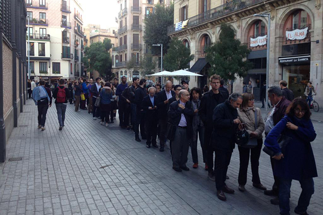 Ουρές εκατοντάδων ανθρώπων στη Βαρκελώνη για τον Γιάνη Βαρουφάκη