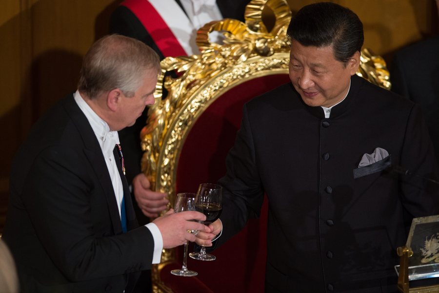 Η Βρετανία έμαθε πώς να υποκλίνεται στο Πεκίνο