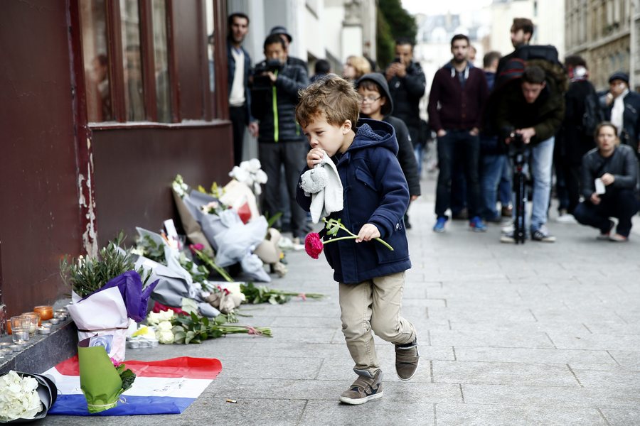 Μπαράζ επιθέσεων τρόμου στο Παρίσι – Δεκάδες νεκροί και τραυματίες