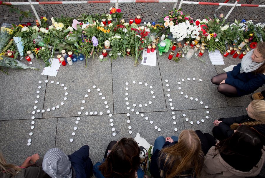 Επίθεση στο Παρίσι: Πηγές αναφέρουν ότι βρέθηκε συριακό διαβατήριο σε έναν βομβιστή