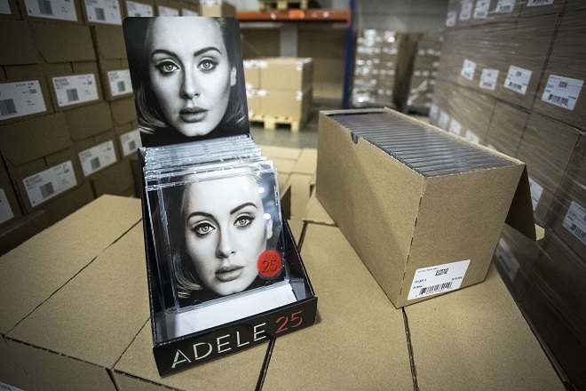 Η Adele κλείνει τη «πόρτα» σε Spotify και Apple Music