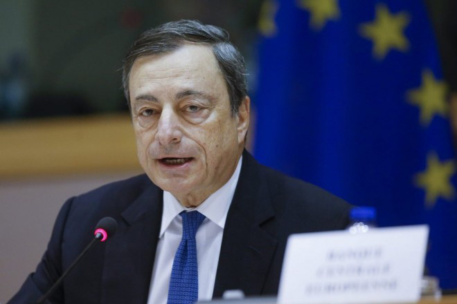 Ντράγκι: Αναμένω λύση από το Eurogroup για το ελληνικό χρέος και τα πλεονάσματα