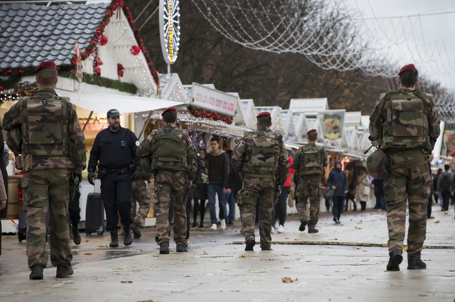 Χριστούγεννα στο Παρίσι: Περισσότεροι στρατιώτες και λιγότεροι τουρίστες