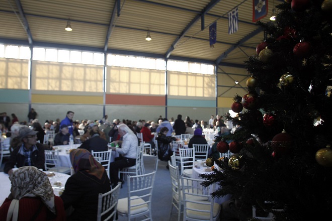 Γεύματα αγάπης ανήμερα των Χριστουγέννων από τους Δήμους και την Εκκλησία
