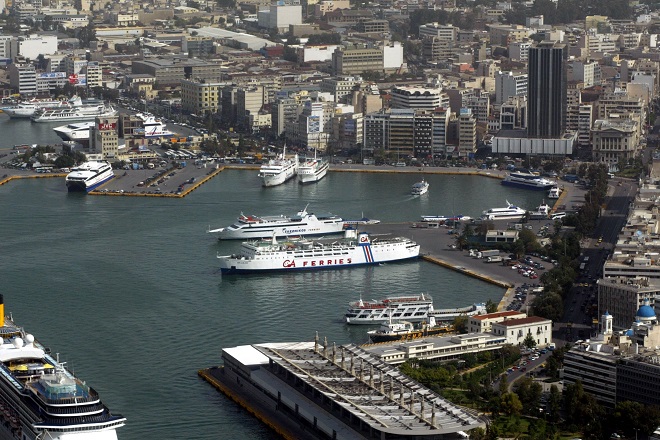 «Η μετατροπή του λιμανιού του Πειραιά σε ιδιωτικό μονοπώλιο θα έχει επιπτώσεις στην τοπική οικονομία»