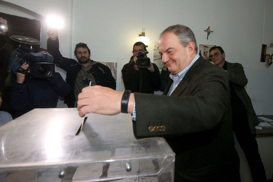 Εκλογές ΝΔ: Ψήφισε χωρίς δηλώσεις ο Κώστας Καραμανλής