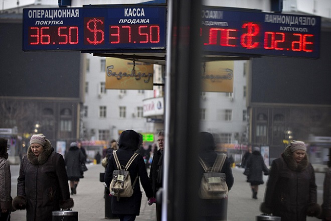 «Βουτιά» για το χρηματιστήριο της Μόσχας- Κατρακυλά το ρούβλι