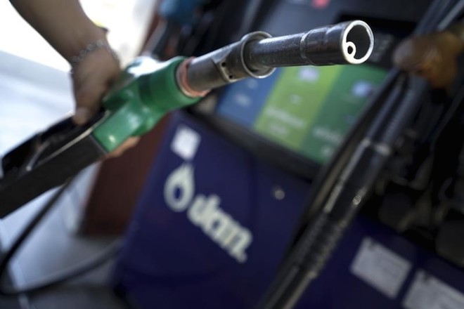 Γιατί πληρώνουμε πανάκριβα καύσιμα παρά τη βουτιά στο πετρέλαιο;