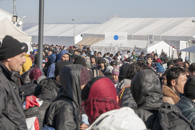 Η Κομισιόν καλεί την Ελλάδα να βελτιώσει τις διαδικασίες υποδοχής προσφύγων