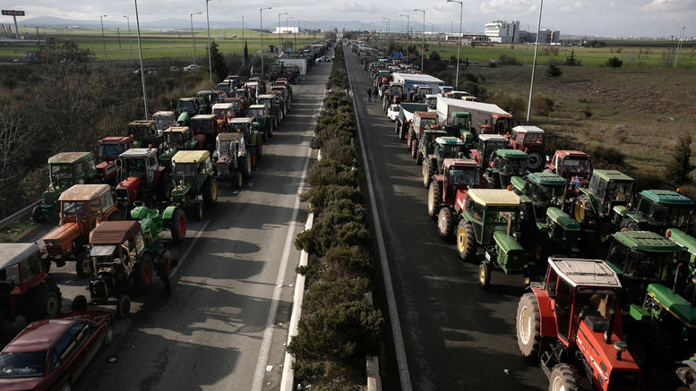 Αμετακίνητοι στις θέσεις τους οι αγρότες