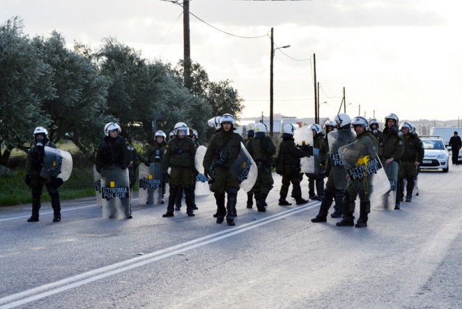 «Πάρτε πίσω τα ΜΑΤ, θα θρηνήσουμε θύματα!»