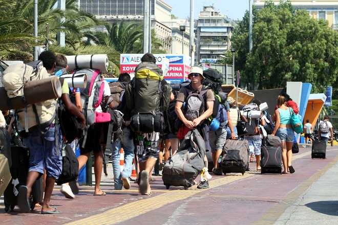 Αύξηση τουριστικών εσόδων και 25 εκατ. επισκέπτες προβλέπει φέτος ο ΣΕΤΕ