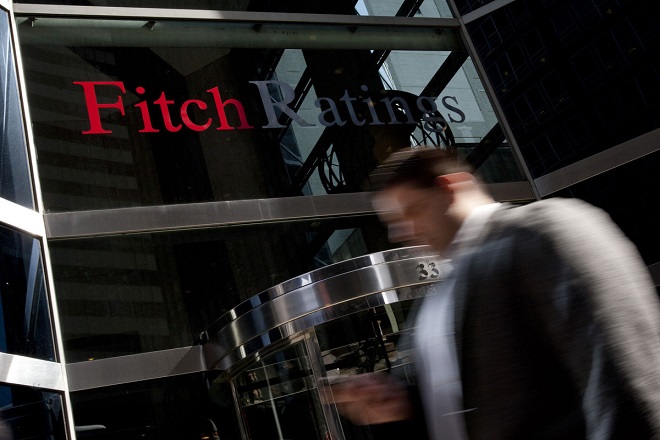 Fitch: Γιατί έχουν κατρακυλήσει οι μετοχές των ελληνικών τραπεζών