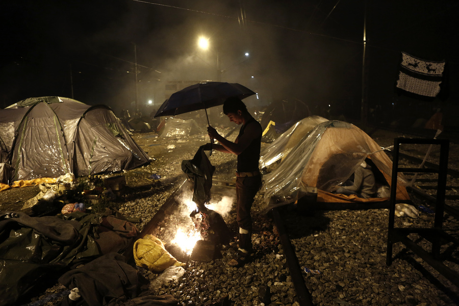 Ένταση στην Ειδομένη: Πρόσφυγες κατευθύνονται σε σημείο της ουδέτερης ζώνης αποφασισμένοι να περάσουν