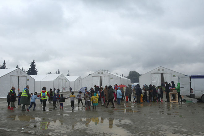 Η ΠΓΔΜ δηλώνει ότι πρόσφυγες επιστρέφουν στην Ελλάδα και οι ελληνικές αρχές το αρνούνται